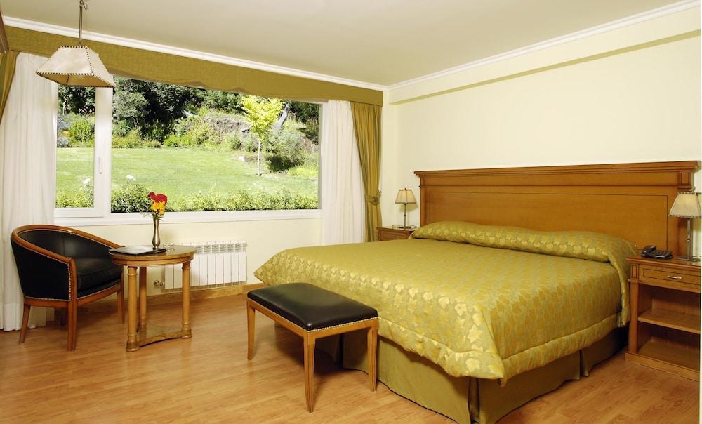 Lodge Huinid Bustillo *