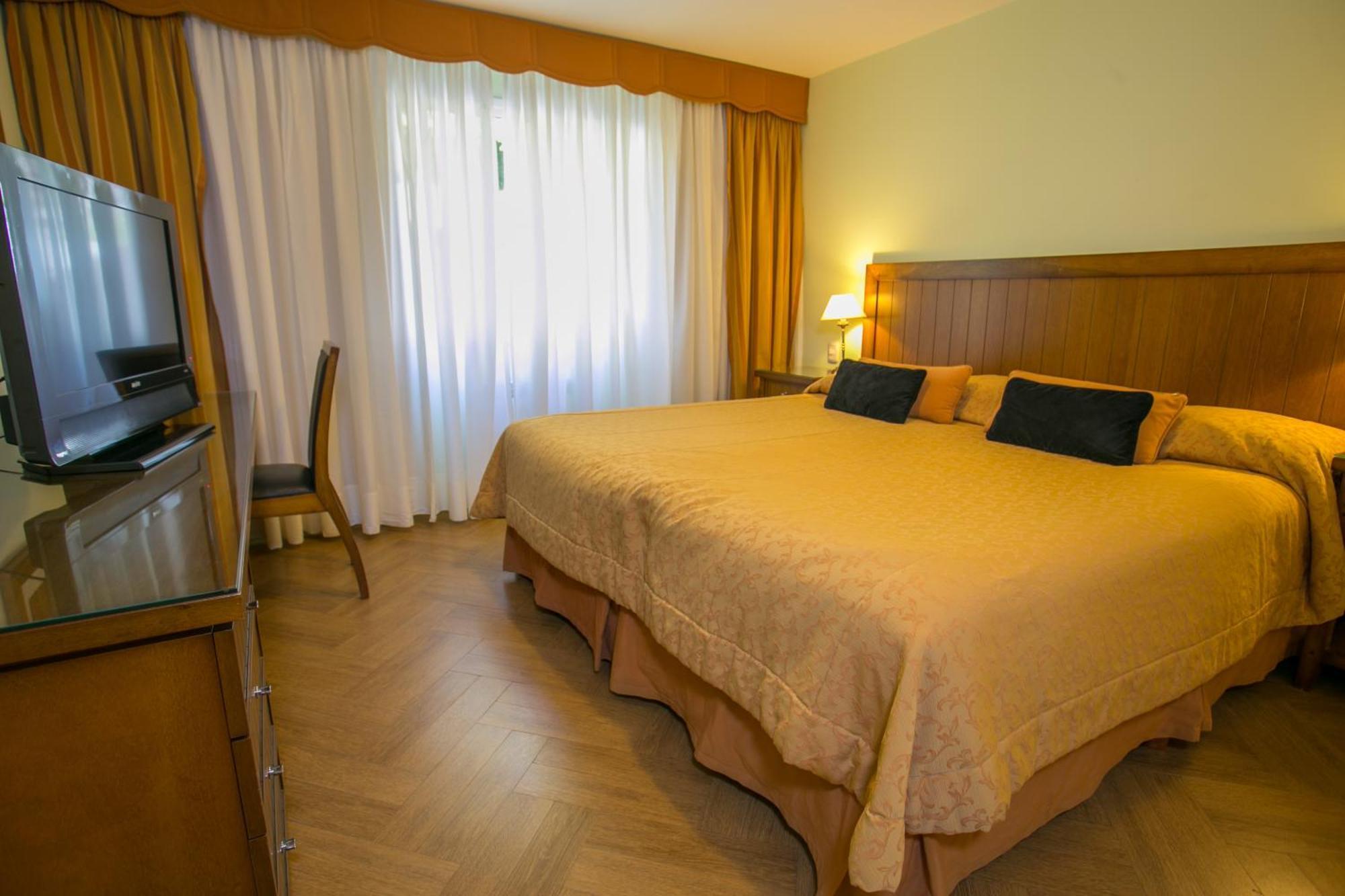 Lodge Huinid Bustillo *